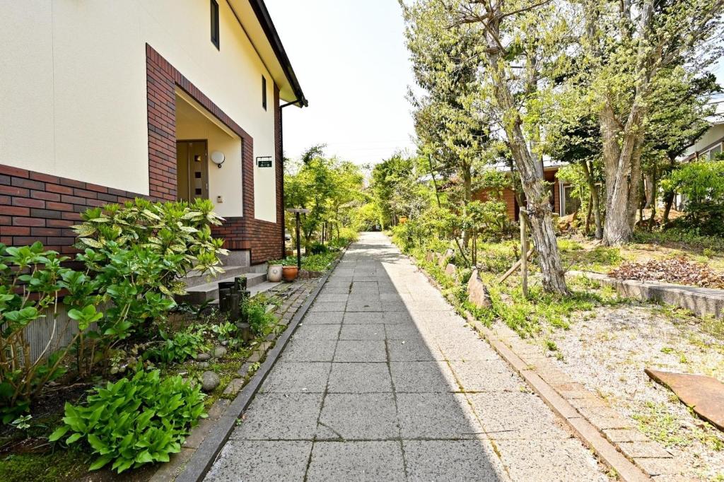 einen leeren Bürgersteig neben einem Haus in der Unterkunft Morinoka - Vacation STAY 43707v in Matsue