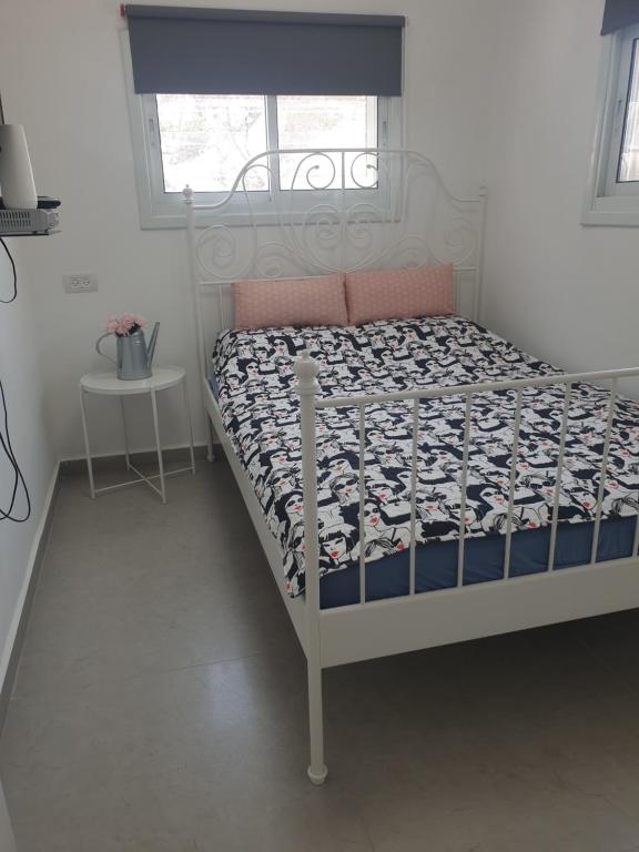 Postel nebo postele na pokoji v ubytování חצבים על הואדי