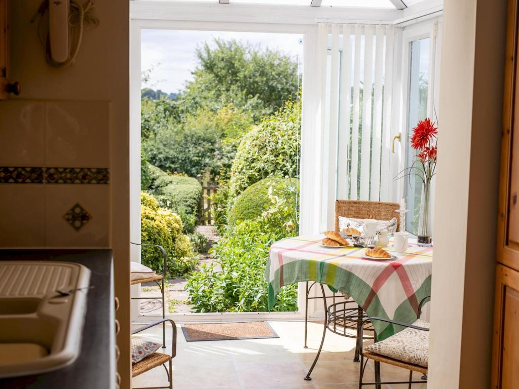 Pass the Keys Cosy cottage with views over the Shropshire hills