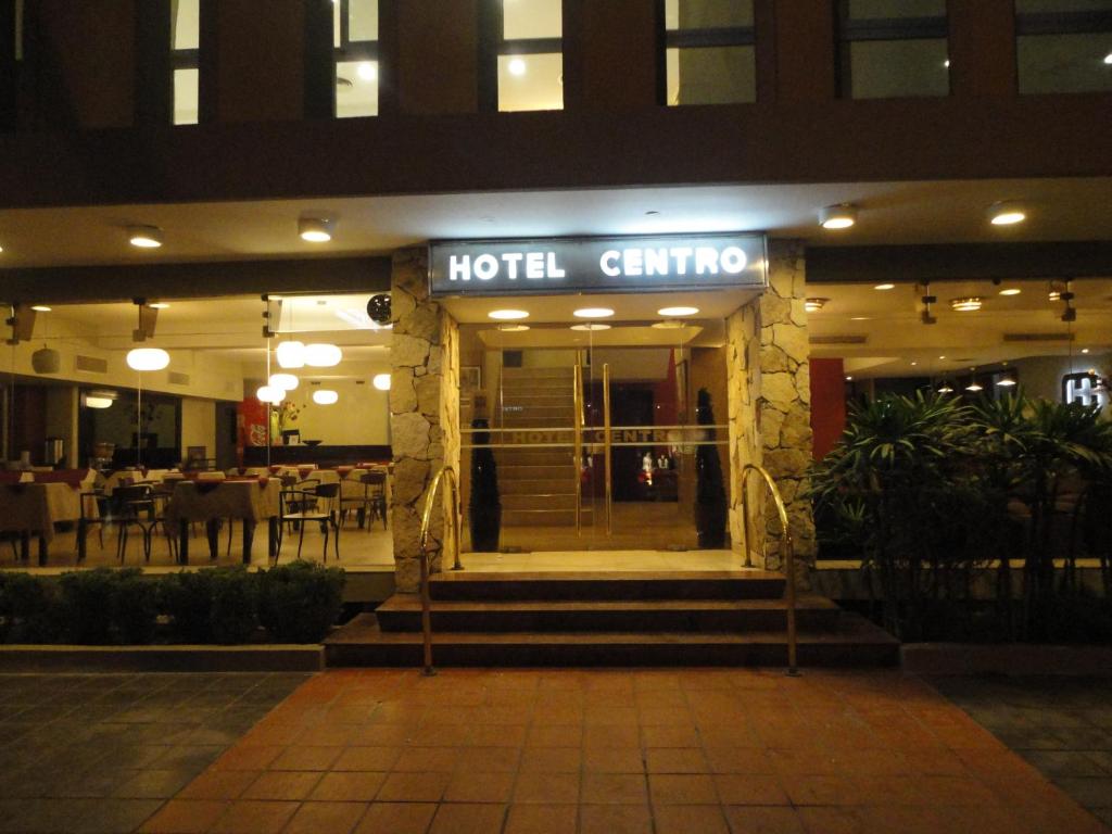 un vestíbulo del hotel con un cartel de porcelana por la noche en Hotel Centro en Santiago del Estero
