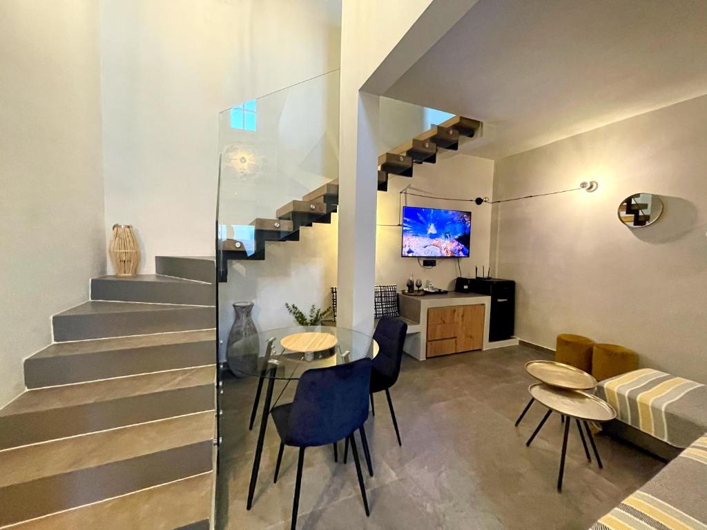 TV a/nebo společenská místnost v ubytování Lindos Serenity Suites