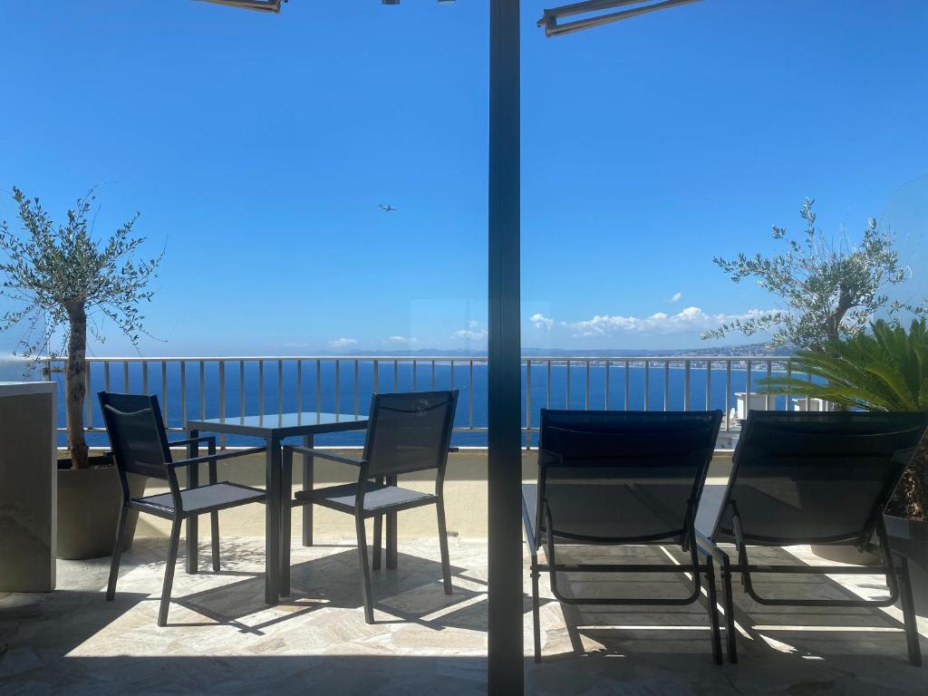 a table and chairs on a balcony with a view at Balcon du Mont Boron in Nice