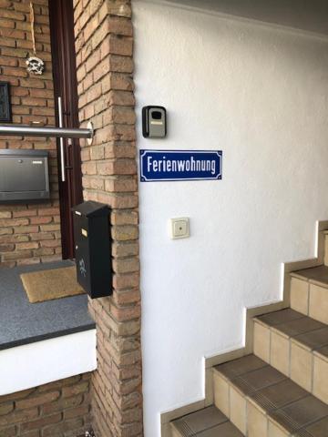 niebieski znak uliczny na boku budynku w obiekcie Ferienwohnung Bergisch Gladbach w mieście Bergisch Gladbach
