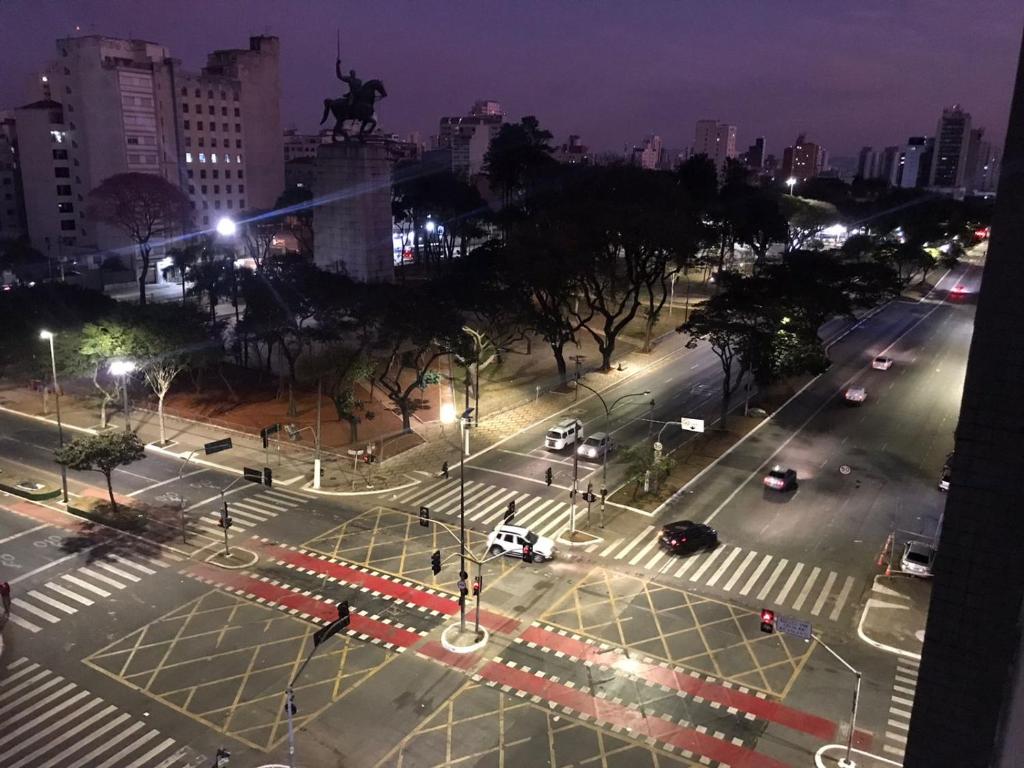 una strada di città di notte con macchine e luci di Estúdio 73 a San Paolo