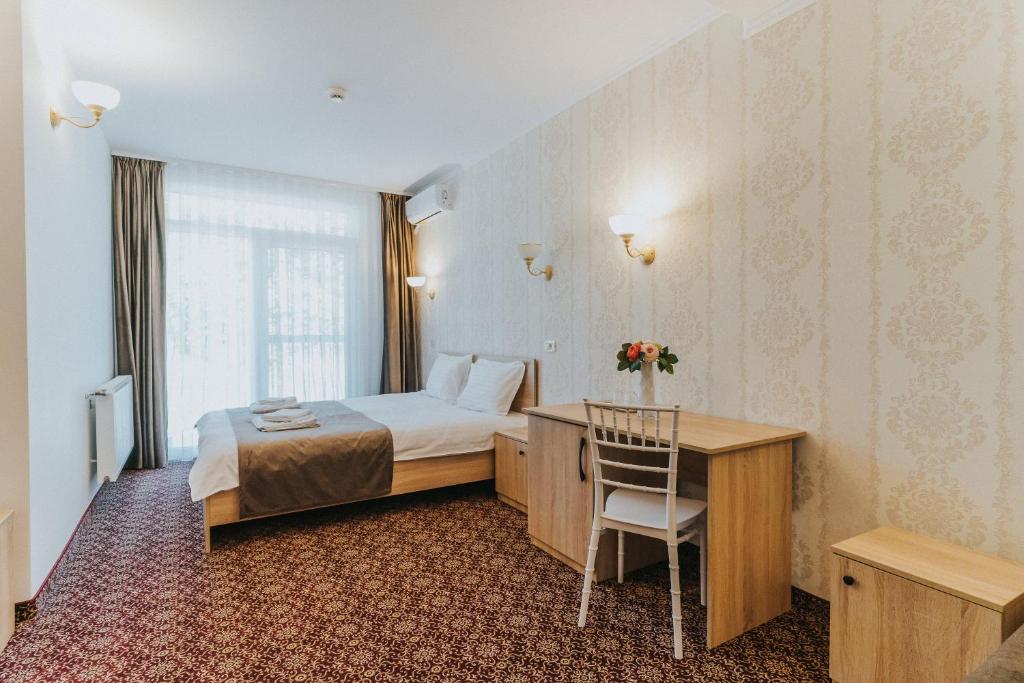 Habitación de hotel con cama y escritorio en Aqua Metropol, en Băile Felix