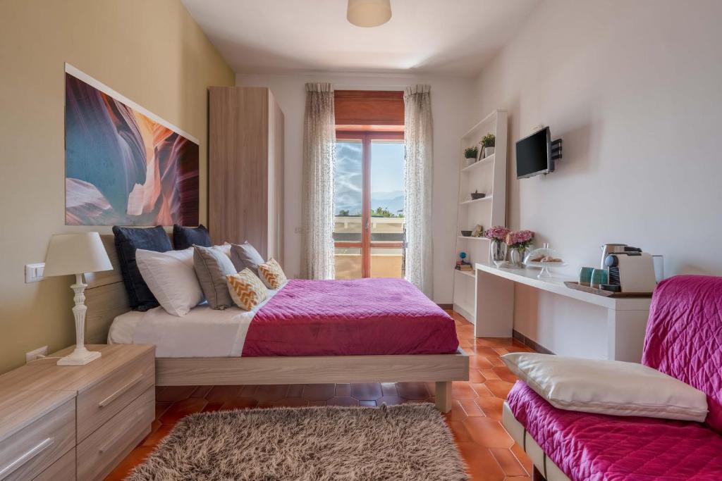una camera con letto e finestra di B&B vera's home pompei a Pompei