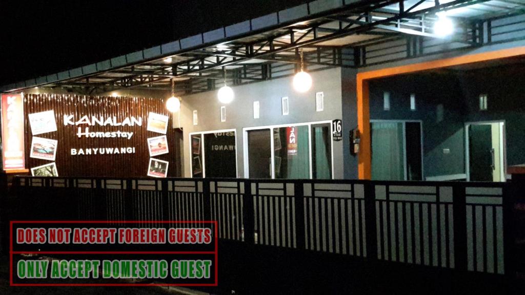 Kanalan Homestay Banyuwangi في بانيووانجى: مبنى امامه لافته