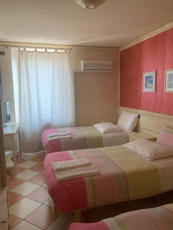Postel nebo postele na pokoji v ubytování Hotel Due Colonne