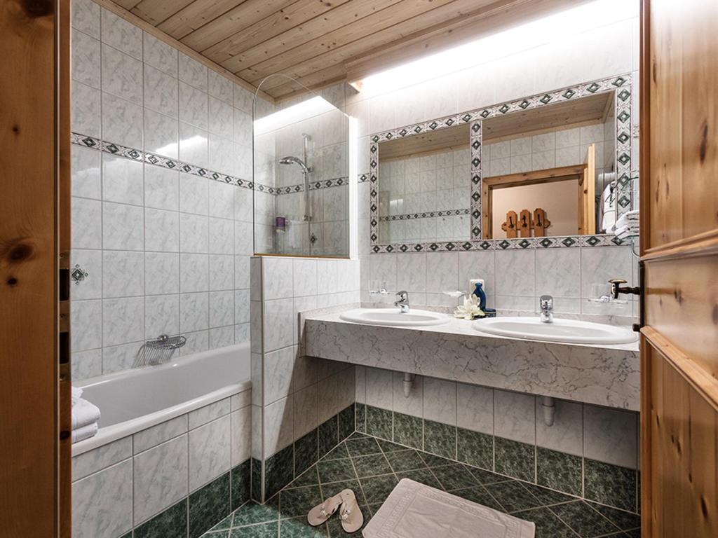 Koupelna v ubytování Hotel Hubertushof