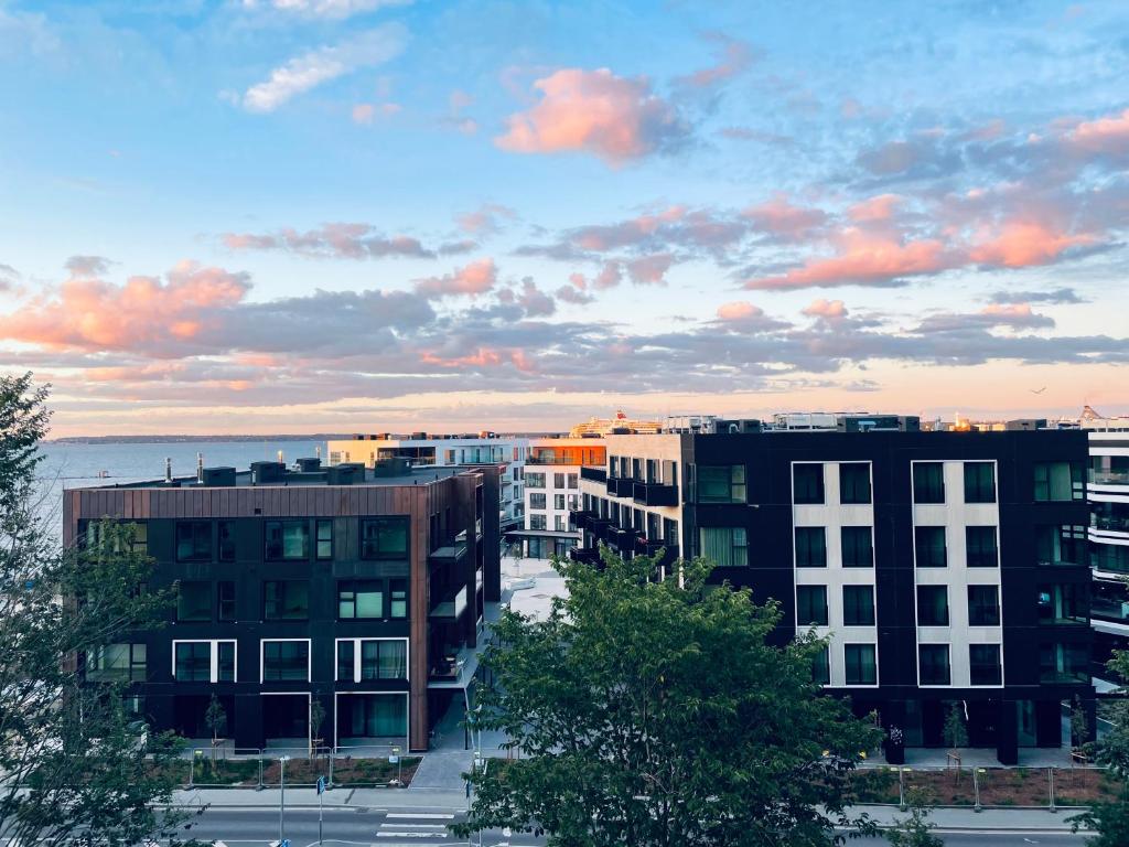 uma vista para uma cidade com edifícios e um céu nublado em Tallinn Seaside Apartment em Taline