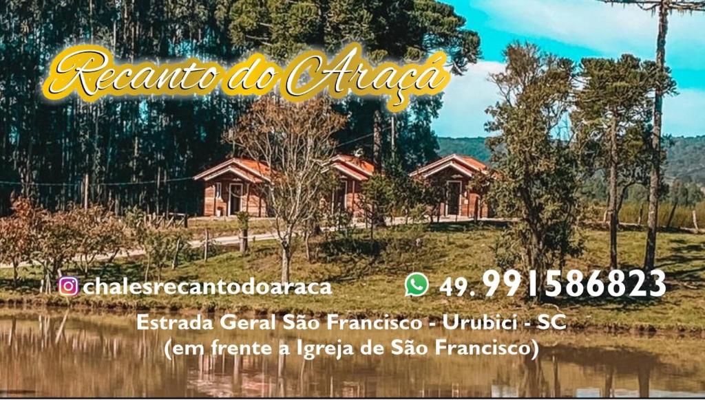 um sinal que diz karma do África em frente a uma casa em Recanto do Araçá em Urubici