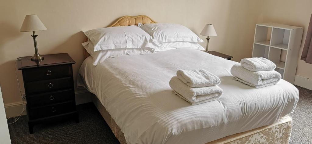Postel nebo postele na pokoji v ubytování Westmount 1st North Apt