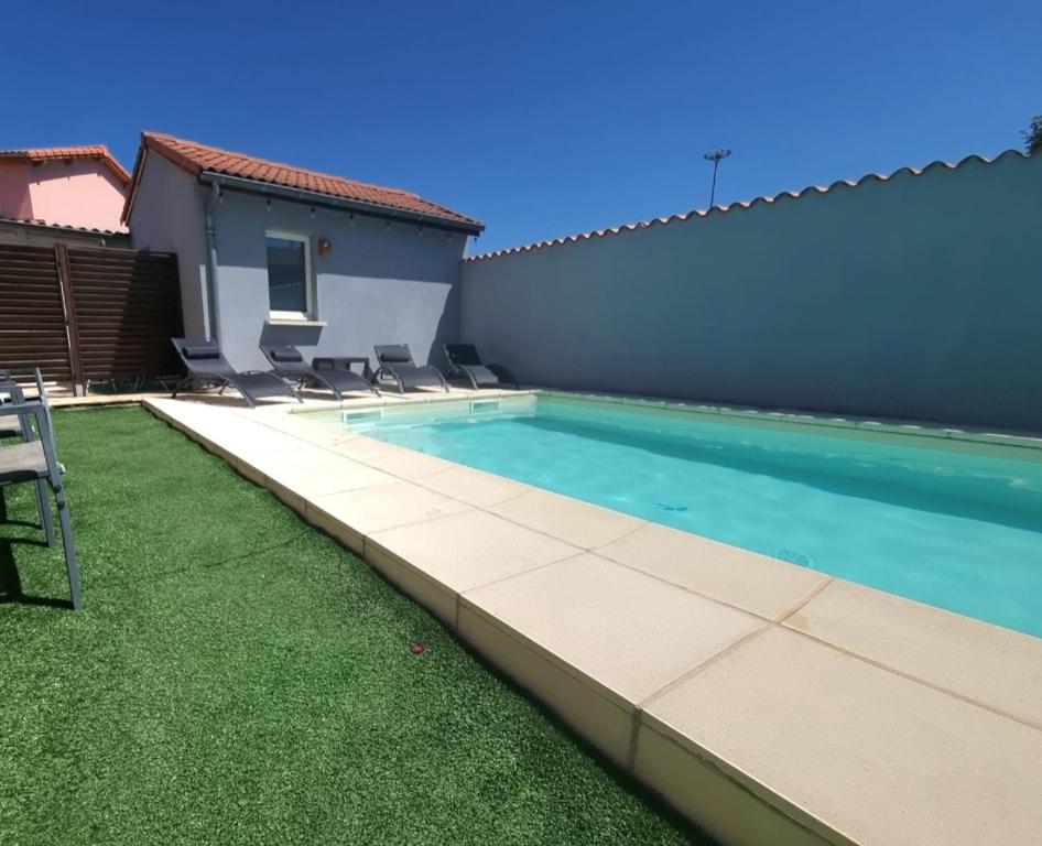 Bazén v ubytovaní Maison individuelle avec sa piscine privée alebo v jeho blízkosti