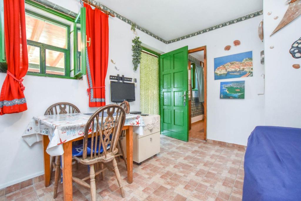 TV a/nebo společenská místnost v ubytování House Vesela