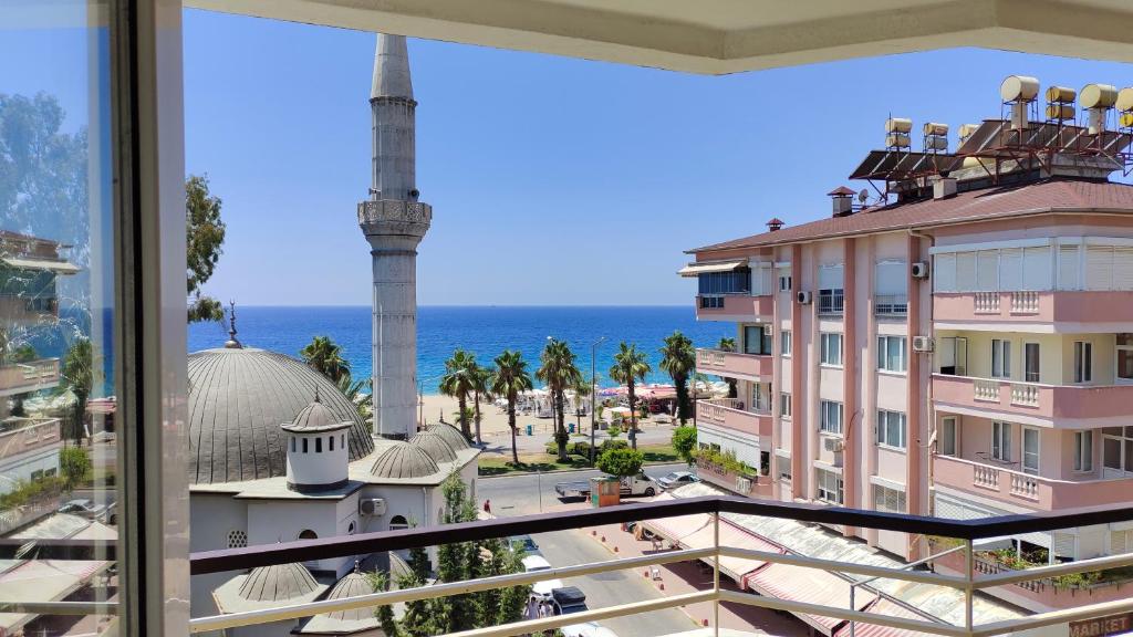 - un balcon offrant une vue sur l'océan dans l'établissement Cleopatra Ada Apart, à Alanya