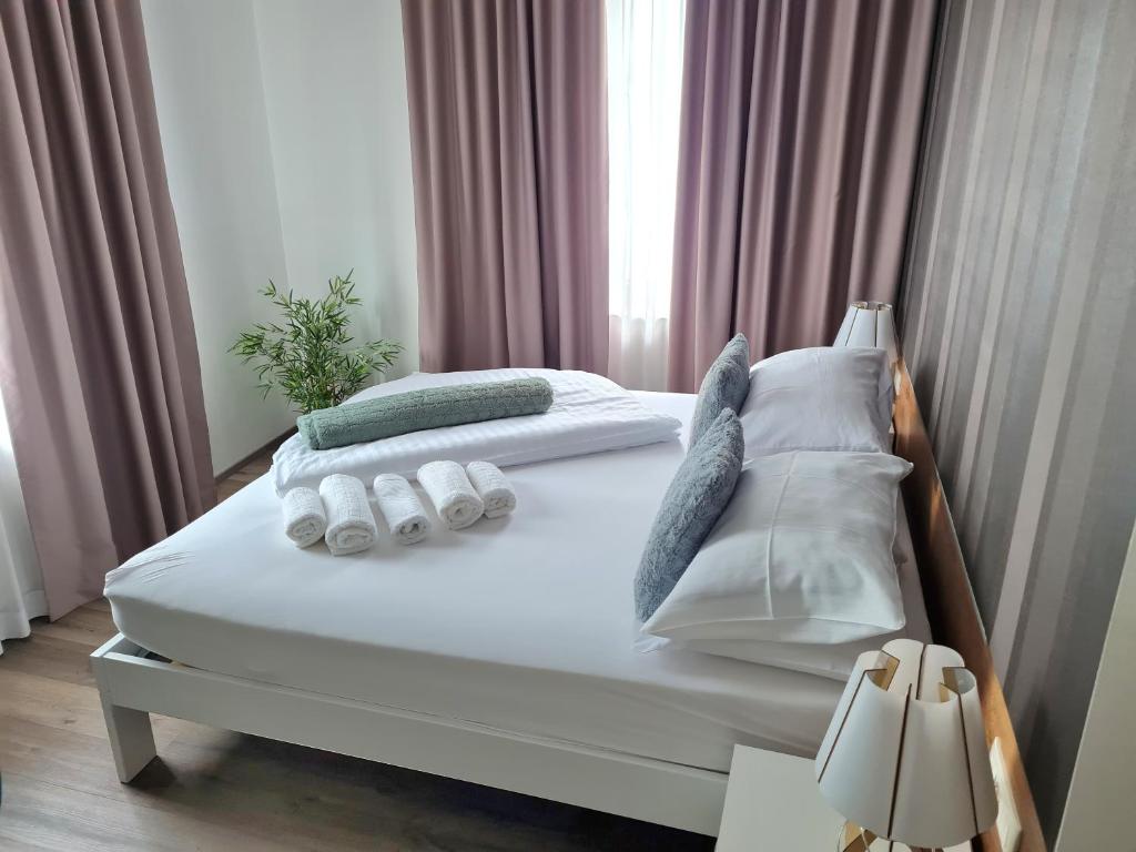 Postel nebo postele na pokoji v ubytování AZUR ROOMS LJUBLJANA