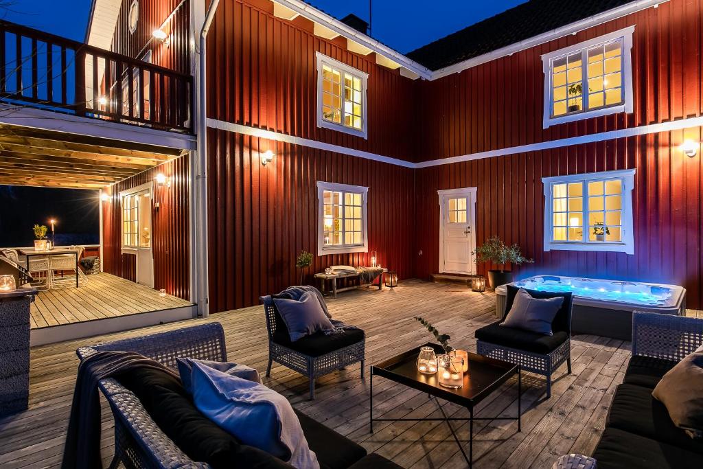 a living room with a patio and a hot tub at Charming Villa at Askersund Golf Resort in Åmmeberg