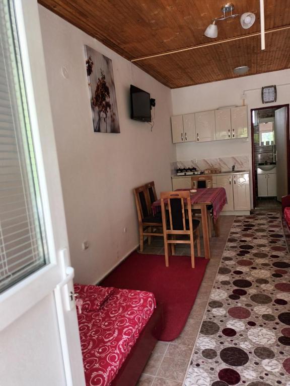 Kuchyň nebo kuchyňský kout v ubytování Etno Avlija Srebrno jezero