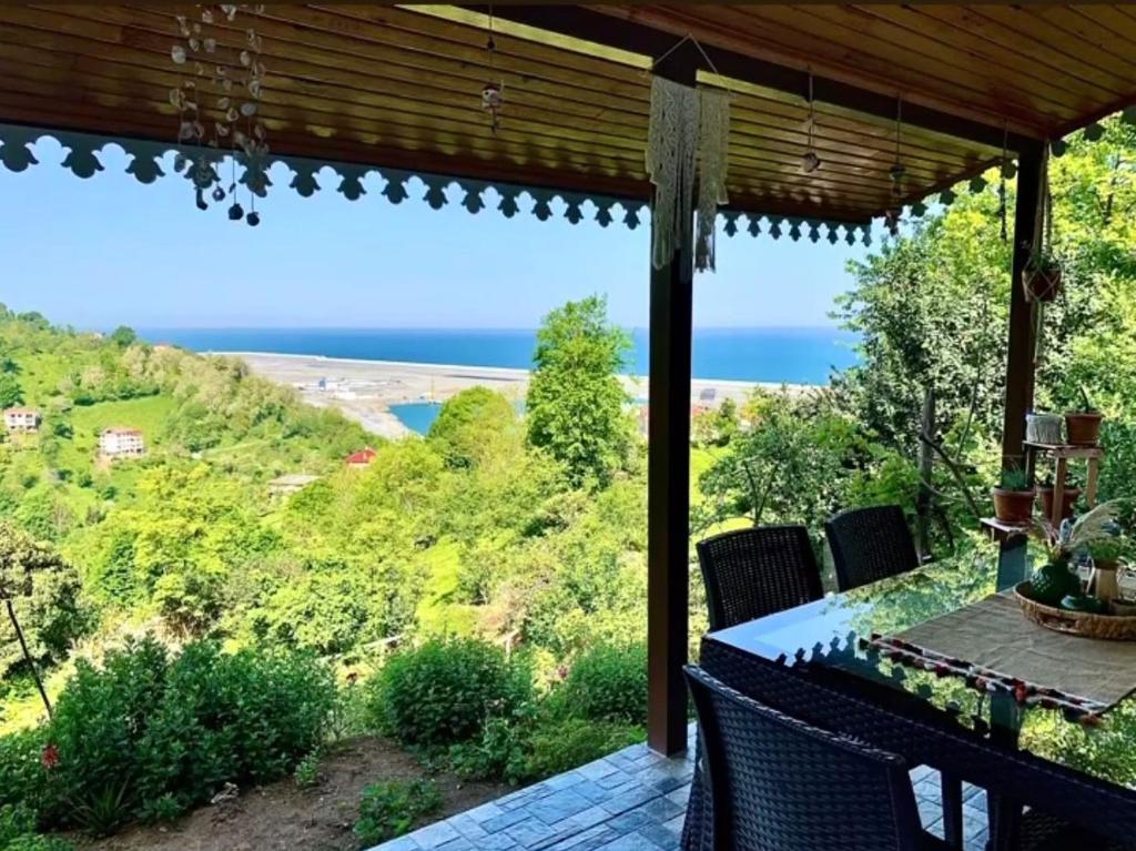 vistas al océano desde el porche de una casa en Doğa apart 