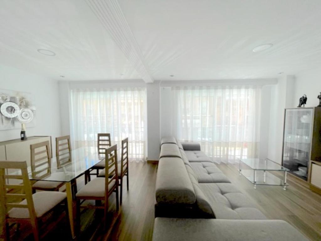 sala de estar con sofá grande y mesa en Casa Julita con Parking, en Elche