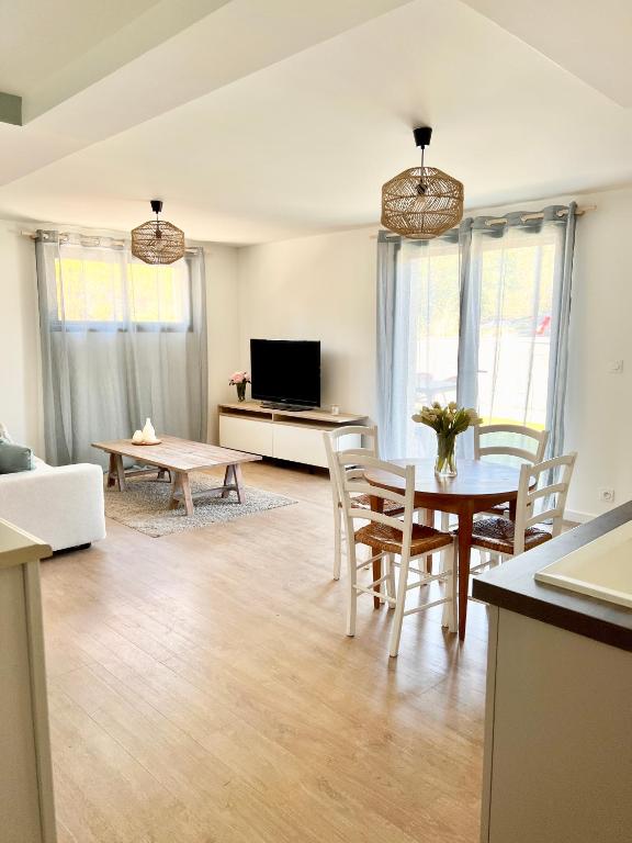 un salon avec une table et une salle à manger dans l'établissement Désirée, à Le Bosc