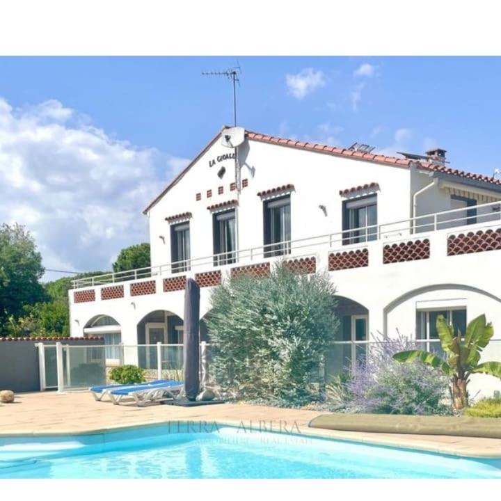 une maison avec une piscine devant dans l'établissement LA-CIGALE-ARGELES studio La Massane, à Plage dʼArgelès