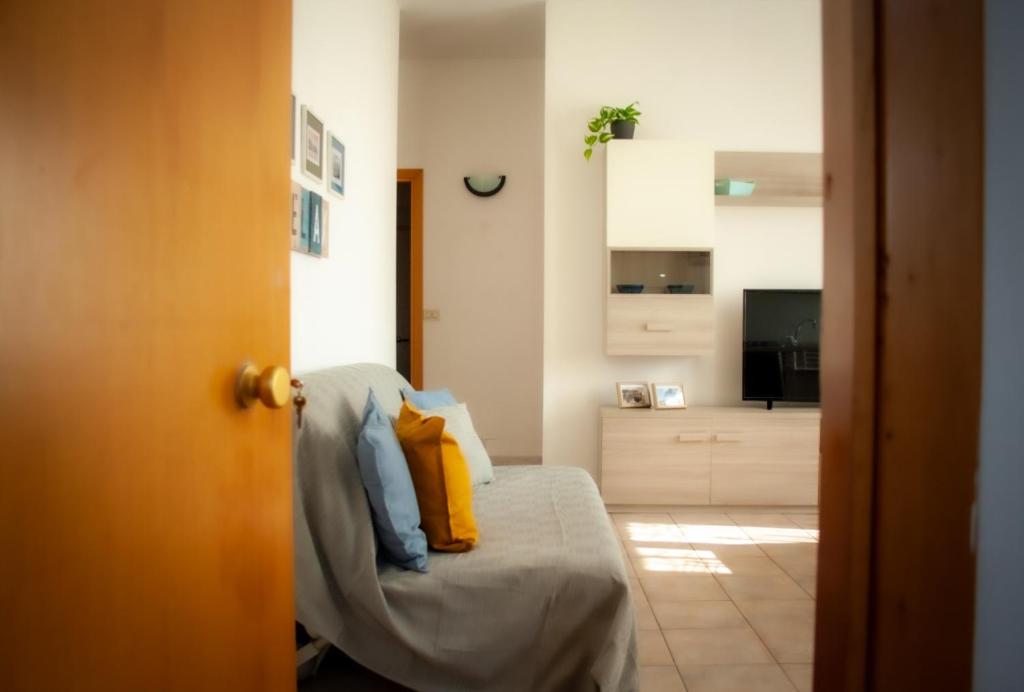 Телевизор и/или развлекательный центр в Viverenumana appartamenti la tua casa in centro a pochi passi dal mare