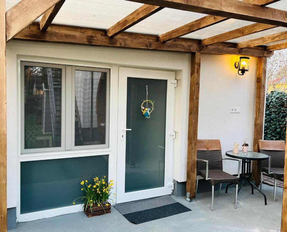 Patio alebo iná vonkajšia časť ubytovania Balcsitthon Apartmanok