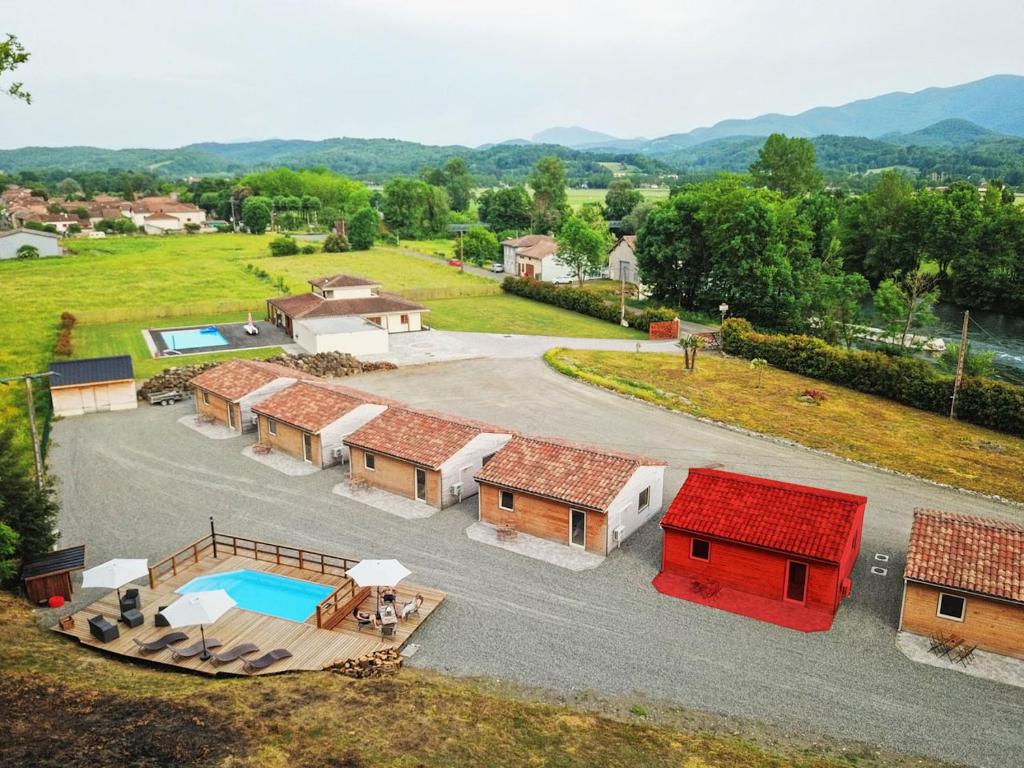 una vista aérea de una casa con piscina en Chaletdesilles MAYOTTE IIIII en Prat-et-Bonrepaux