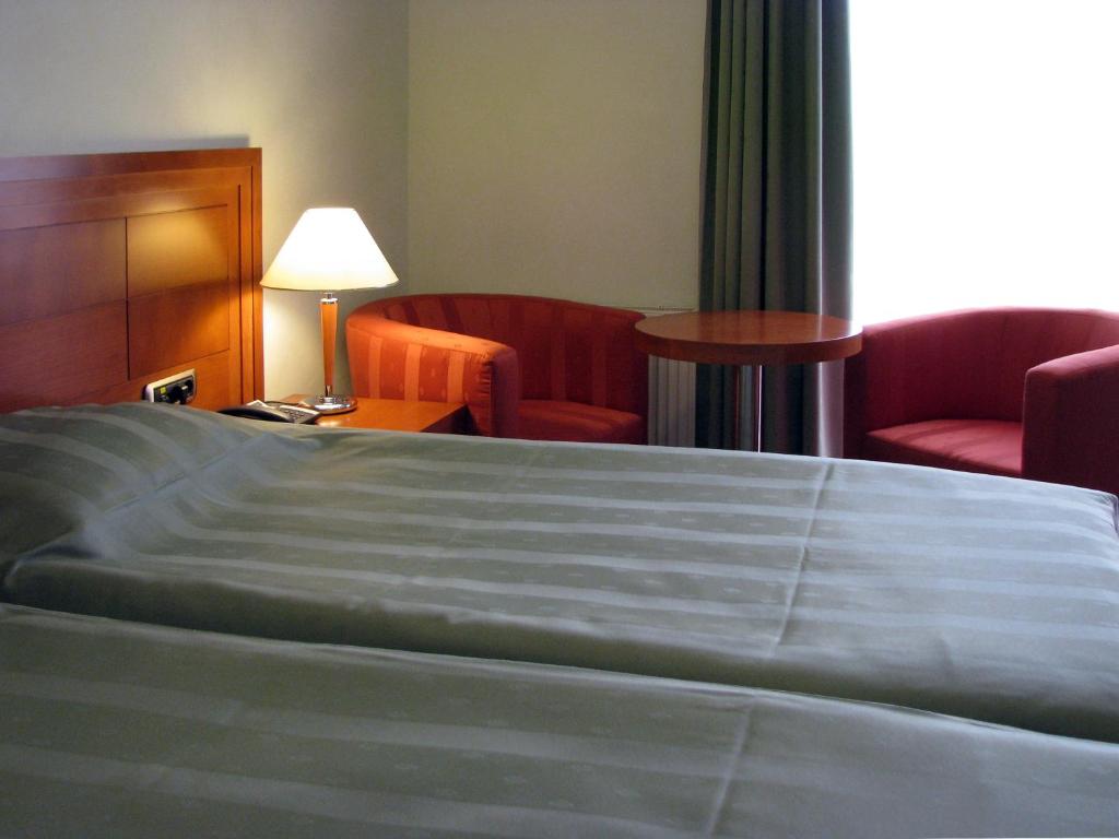 Łóżko lub łóżka w pokoju w obiekcie Hotel Kralj