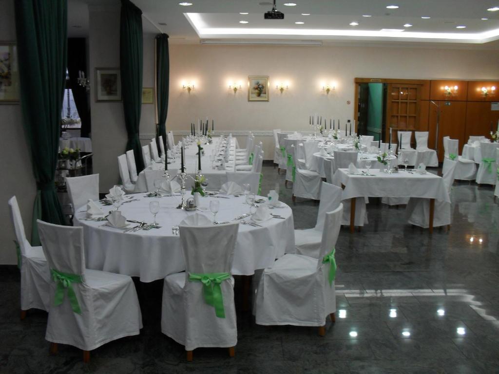 Restauracja lub miejsce do jedzenia w obiekcie Hotel Kralj