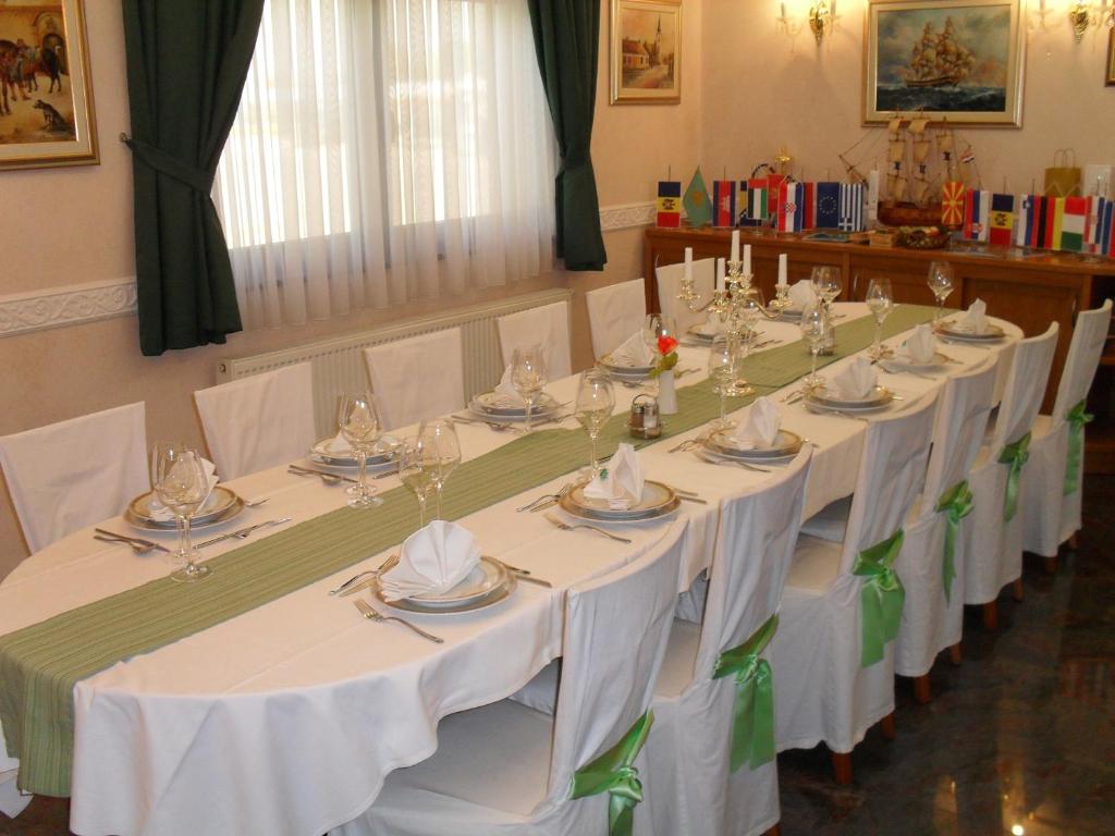 Restauracja lub miejsce do jedzenia w obiekcie Hotel Kralj