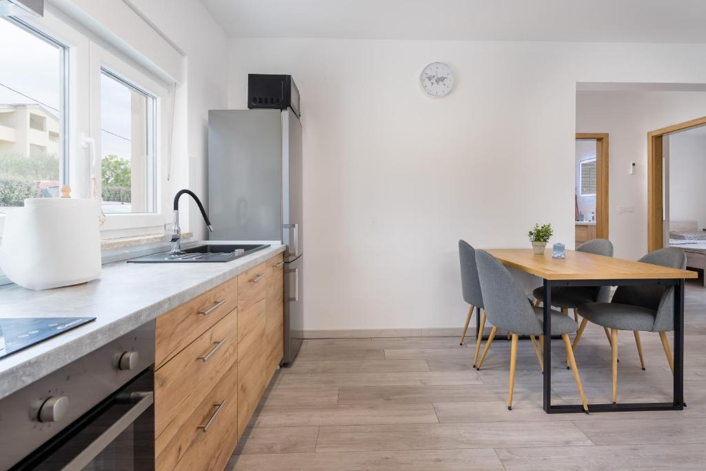 Kuchyň nebo kuchyňský kout v ubytování Apartmani Villa Ruby