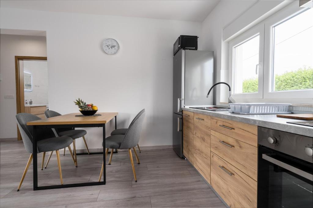 Kuchyň nebo kuchyňský kout v ubytování Apartmani Villa Ruby