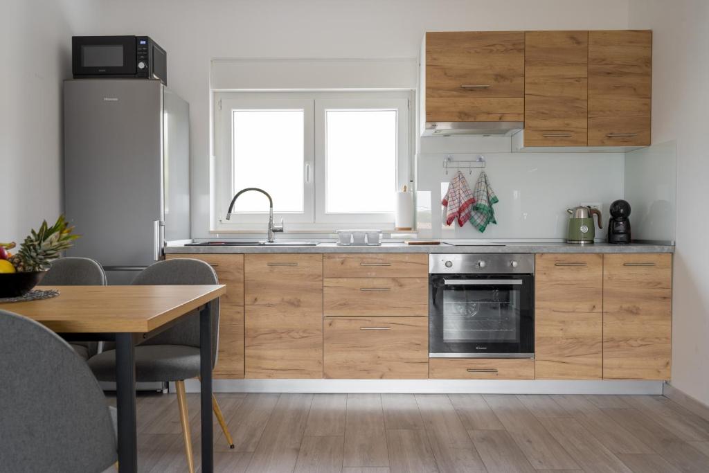 Kuchyň nebo kuchyňský kout v ubytování Apartmani Villa Ruby