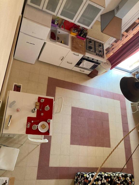 widok na kuchnię z białymi szafkami w obiekcie Casa Zupparda Noto w mieście Noto Marina