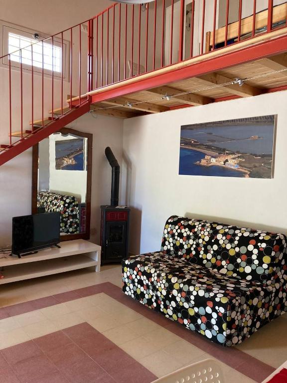 salon z kanapą i schodami w obiekcie Casa Zupparda Noto w mieście Noto Marina