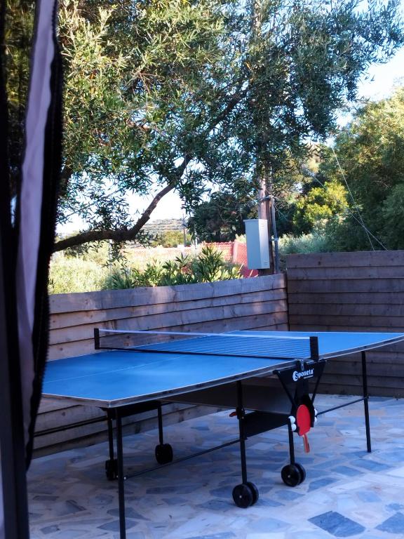 Stolní tenis v ubytování Country House DAFNI nebo okolí
