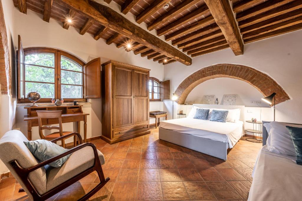 ein Schlafzimmer mit einem Bett und einem Schreibtisch in einem Zimmer in der Unterkunft Hotel More di Cuna in Monteroni dʼArbia