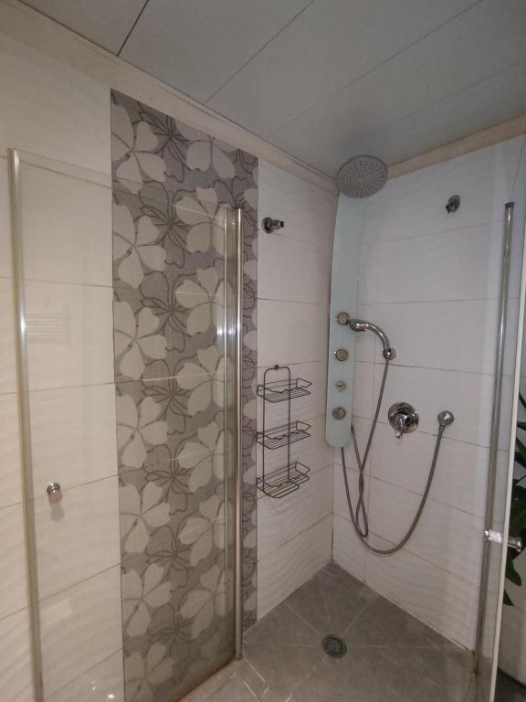 חדר רחצה ב-Private rooms near the beach center