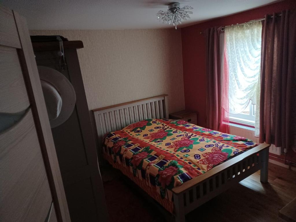 Un dormitorio con una cama con una manta de colores. en Pretty Lovely Room en Great Billing