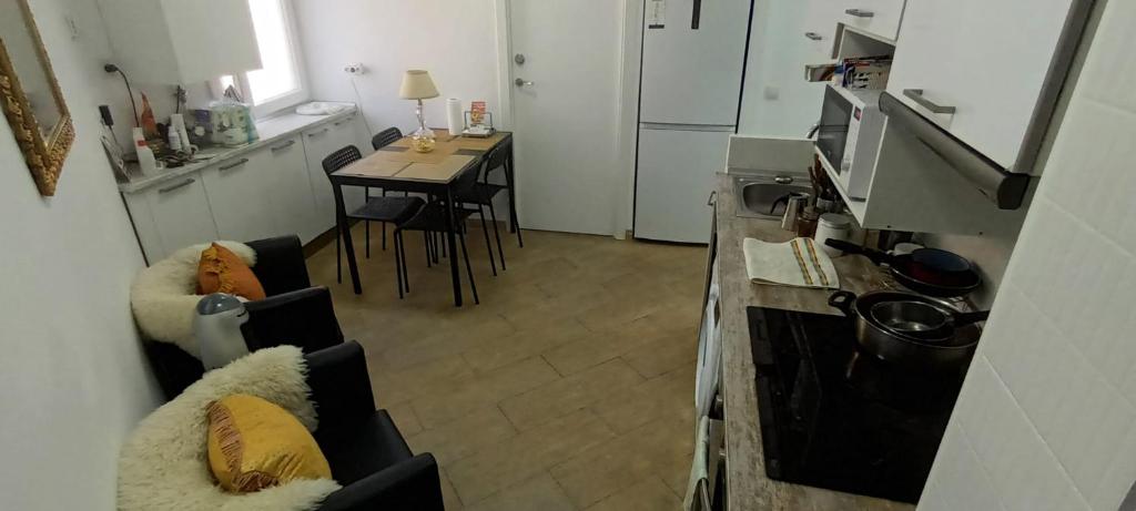 una pequeña cocina con mesa y comedor en Habitación AP, en Madrid