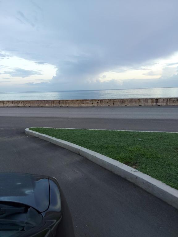 un coche aparcado al lado de una carretera cerca del océano en Ocean Pointe, Lucea, Hanova, Jamaica, en Lucea