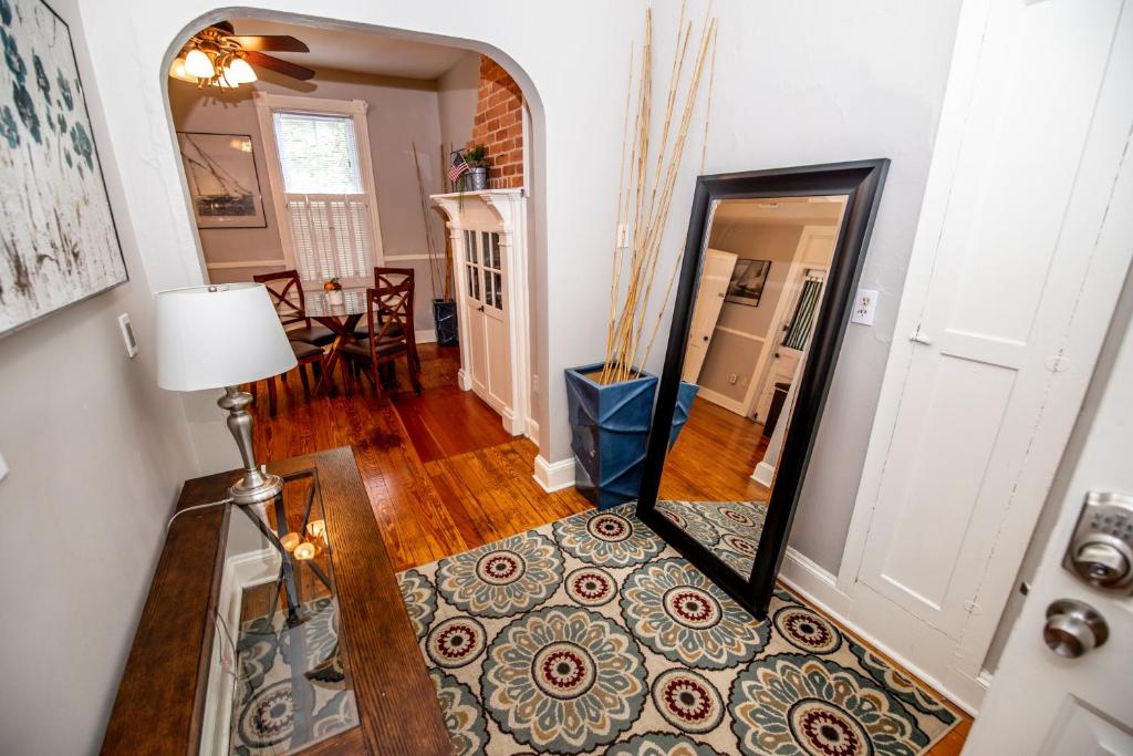 a living room with a mirror and a table at Downtown Annapolis King George 1st Floor Hideaway in Annapolis