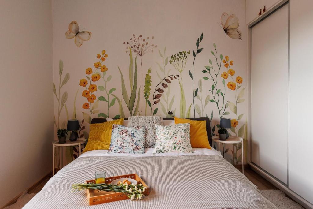 En eller flere senge i et værelse på Stylowe apartamenty