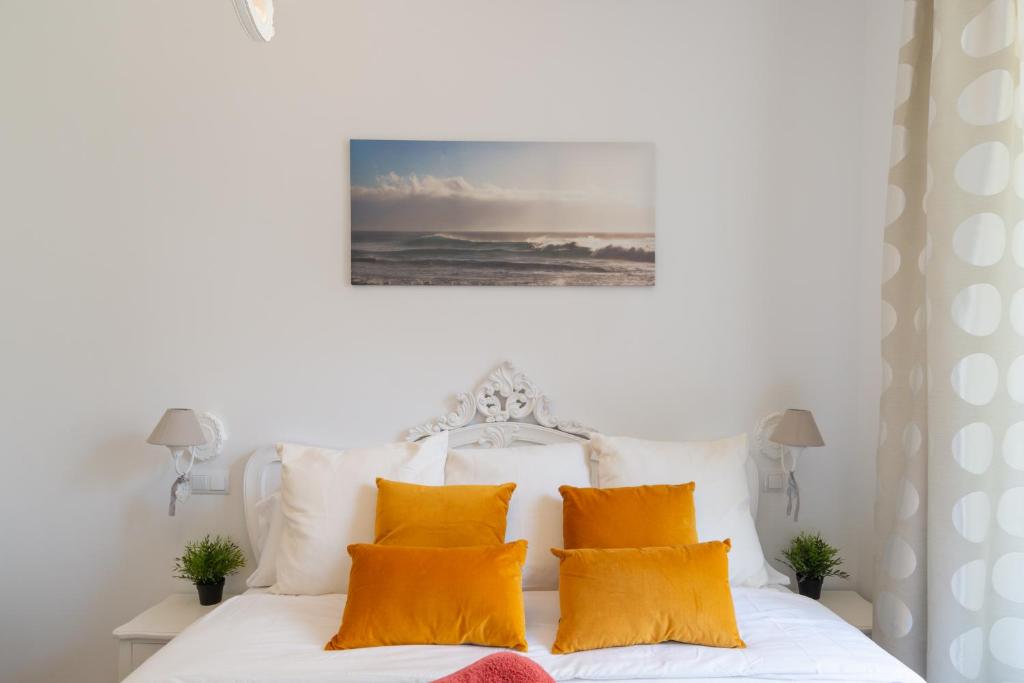 A bed or beds in a room at JACUZZI FULL exterior SOL, by MONARO*****