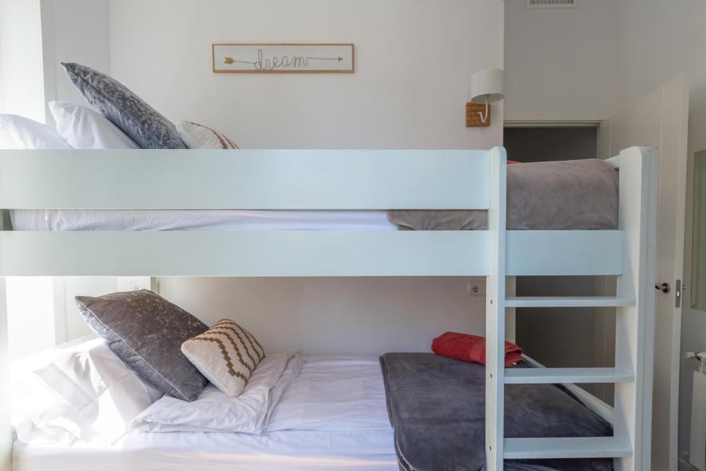 A bed or beds in a room at JACUZZI FULL exterior SOL, by MONARO*****