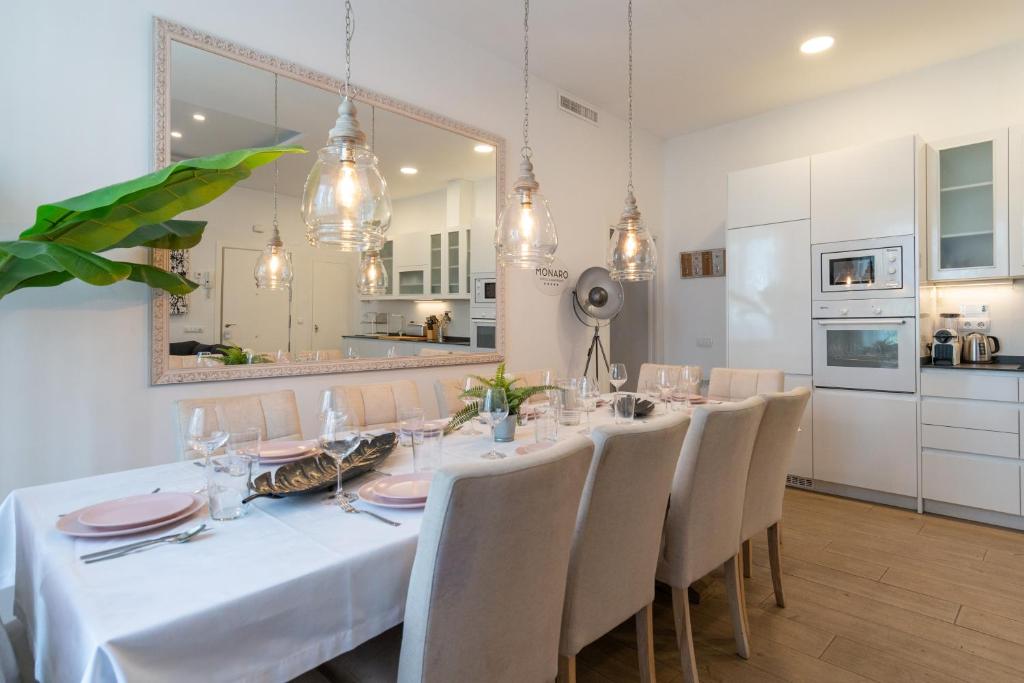 A kitchen or kitchenette at JACUZZI FULL exterior SOL, by MONARO*****