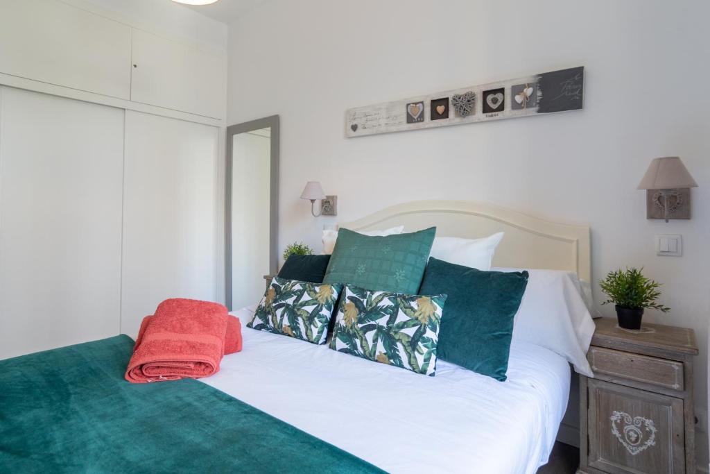 A bed or beds in a room at JACUZZI FULL exterior SOL, by MONARO*****