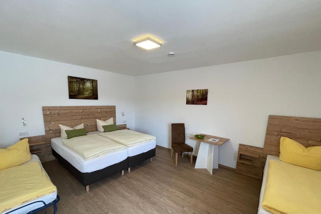 Postel nebo postele na pokoji v ubytování Römercastell Wirtshaus & Hotel